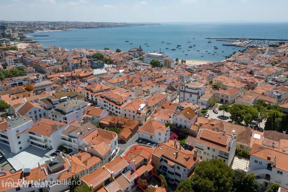 Moradia T5 com Pátio, Vista Mar e Estacionamento no Centro de Cascais