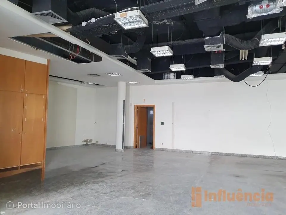 Loja ampla no centro de Samora Correia