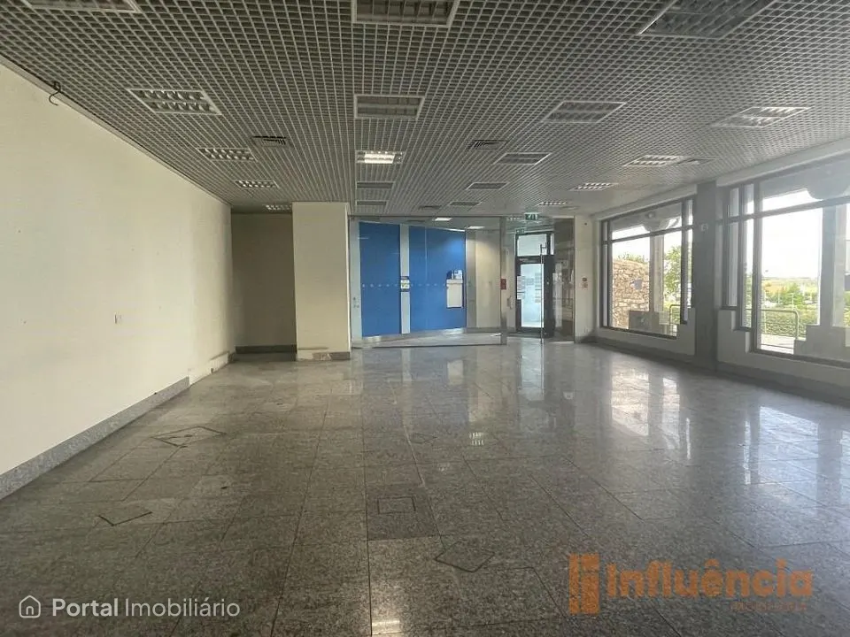 Prédio urbano, destinado a comércio e serviços, em Aguiar da Beira.