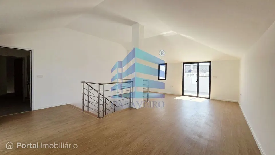 Apartamento T2 Duplex com terraço centro de Esgueira