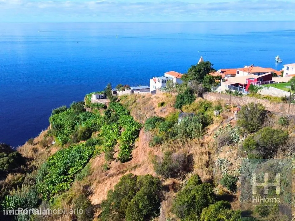 Terreno misto com moradia em ruínas para construção com vista mar