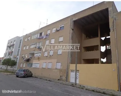 Apartamento T3 da banca inserido no 3º andar do nº 10 da Rua do Moinho