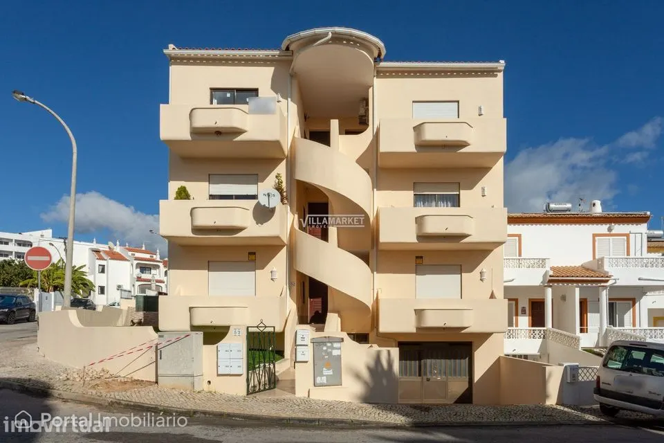 Apartamento T1 + 1 remodelado com parqueamento e arrecadação situado