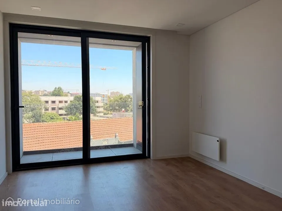 T1 Moderno para Arrendamento no Porto | Varanda e Lugar de Garagem | J