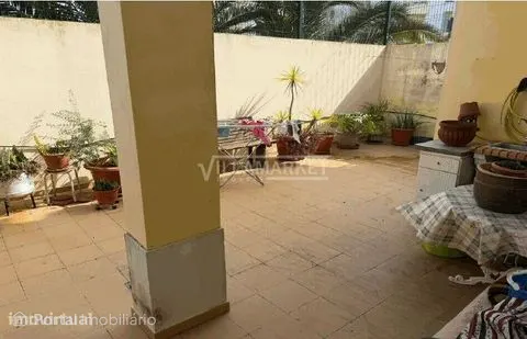 Moradia V4 em Banda (ocupada ilegalmente) composta por 2 pisos situada