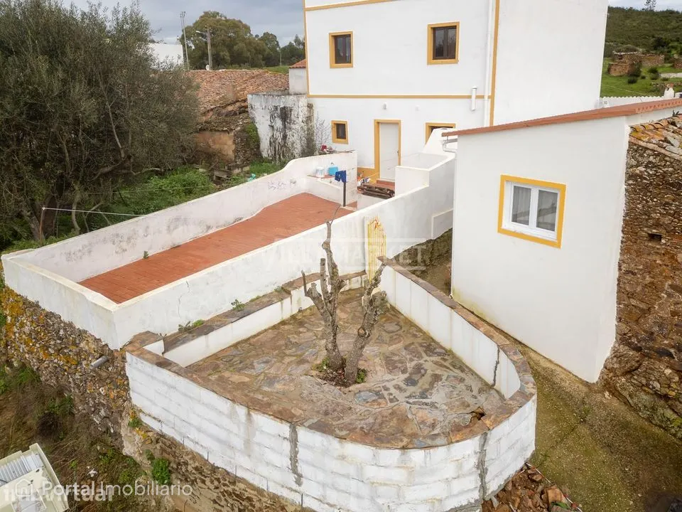 Edifício térreo composto por 3 moradias, 1 T1 e 2 T0 situado no centr