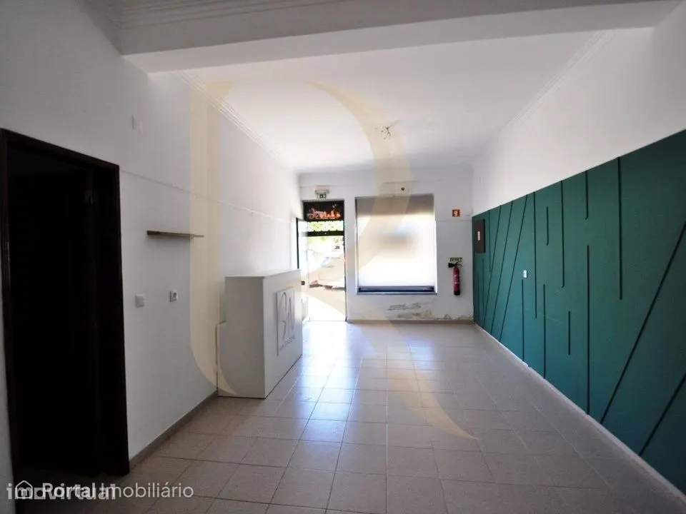 Loja com montra na Arrentela - Seixal