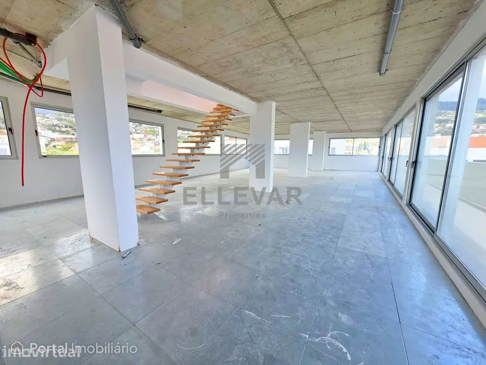 Escritório com terraço panorâmico no Funchal