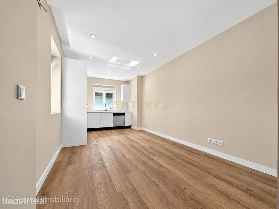 Apartamento T2+1 remodelado em Almada