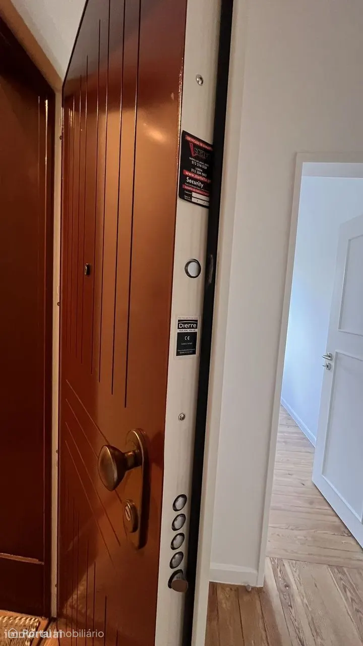 Apartamento T2+1 à venda na Avenida Rovisco Pais, 20