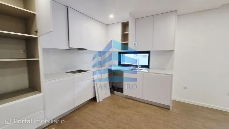 Apartamento T2 com Terraço no centro de Esgueira