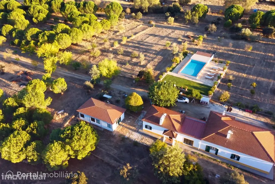 Monte de 5,8 hectares com moradia T4 e piscina às portas de Évora