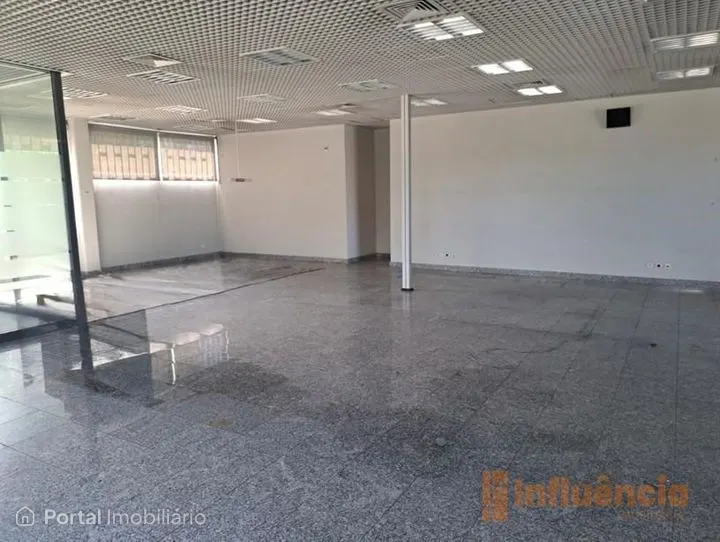 Prédio urbano destinado a comércio/serviços