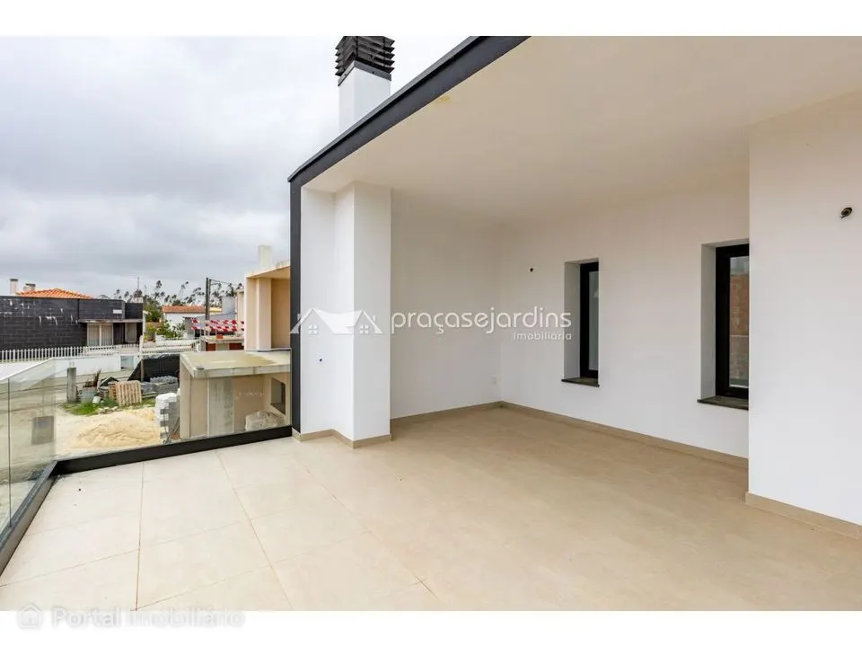 Moradia T4 com jardim, garagem e carregamento para carros elétricos