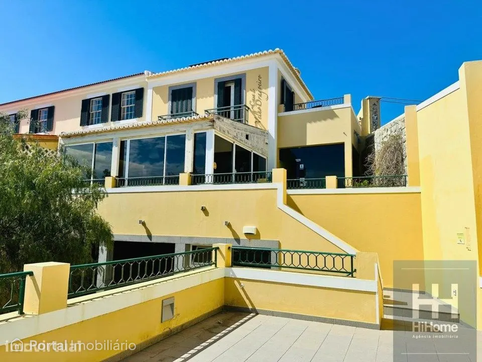 Prédio com comércio e habitação na Vila Baleira, Porto Santo
