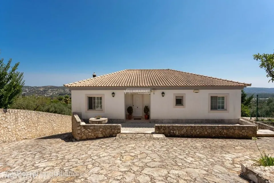 VILLA V5 com vista mar inserida num terreno com 2290 m2 situada no Mal