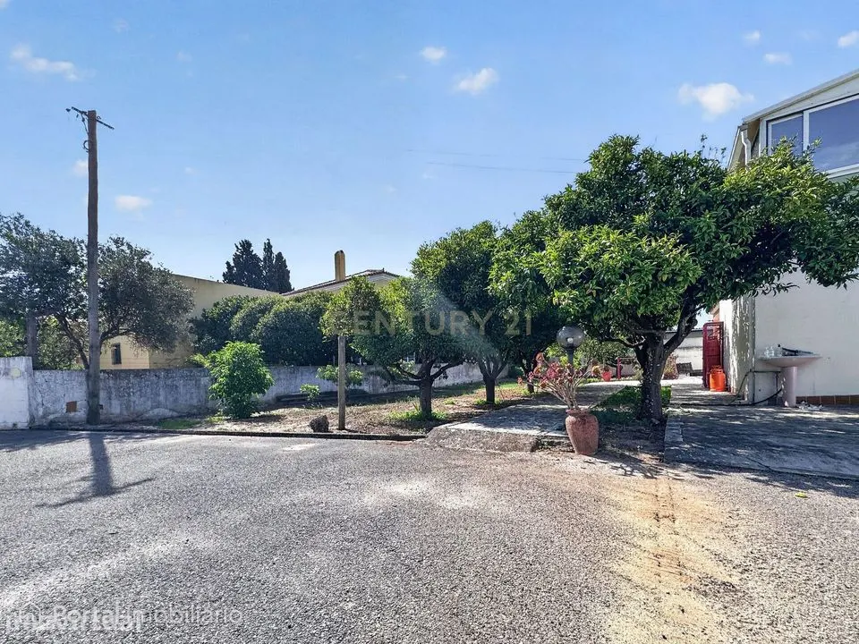 Moradia com 2 apartamentos T3 e terreno de 2022 m² (Quinta do Anjo), n