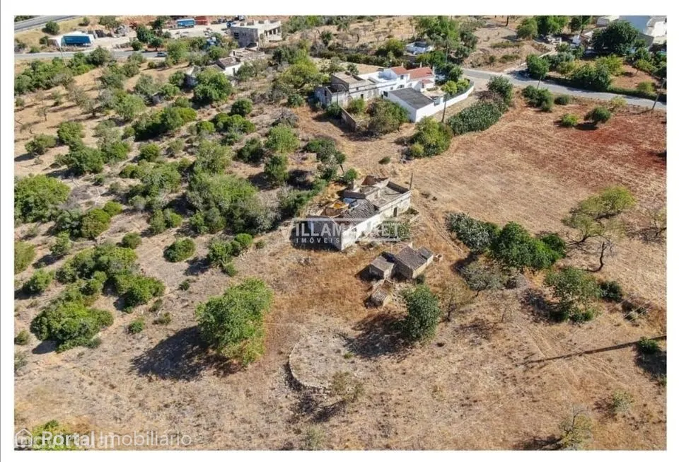 Fantástica ruína com 18440 m2 de terreno situada em Quelfes, ria formo
