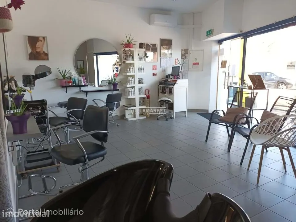 Loja com 44 m2 para trespasse totalmente equipada para cabelereiro e e