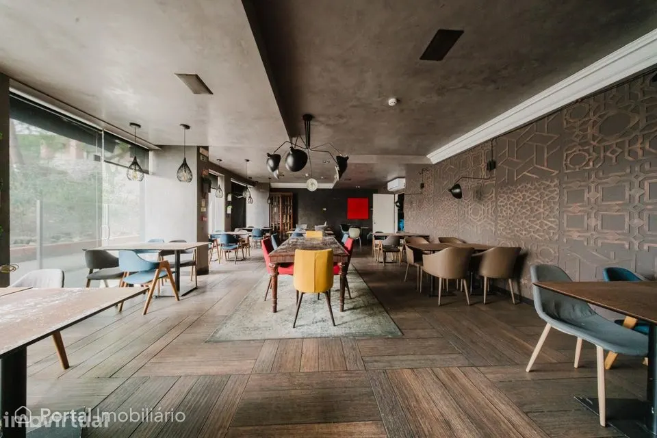 Espaço Comercial com Esplanada & Cozinha Equipada | 170m2 | Lumiar