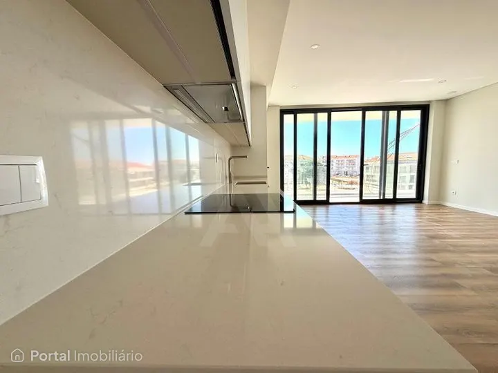 Apartamento T2 novo com garagem e terraço em Atouguia da Baleia.