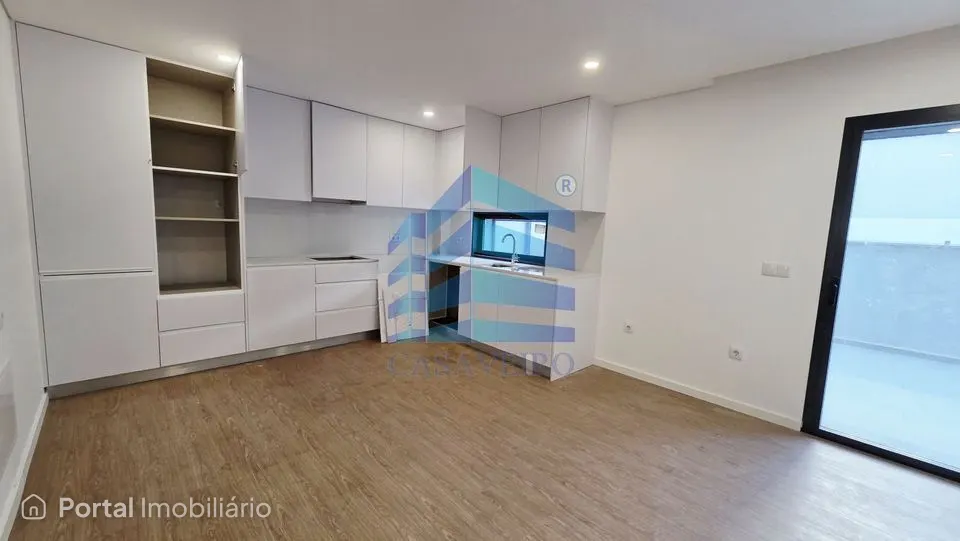 Apartamento T2 com Terraço no centro de Esgueira