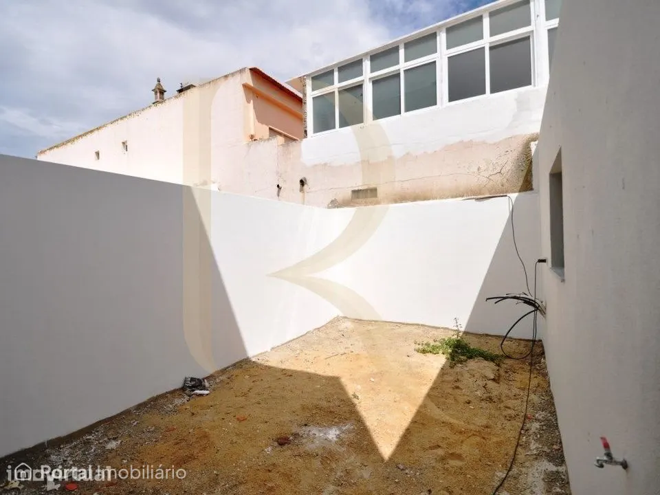 Moradia geminada nova T3 com garagem e terraço na Quinta do Conde