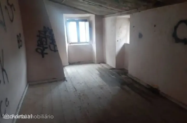 Moradia T4 para Renovar c/ Pátio e Churrasqueira | Centro do Cadaval