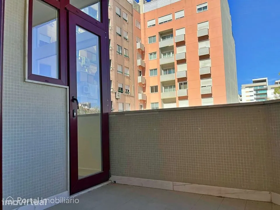 Apartamento T3 Remodelado com Parqueamento em Prédio Bem Localizado