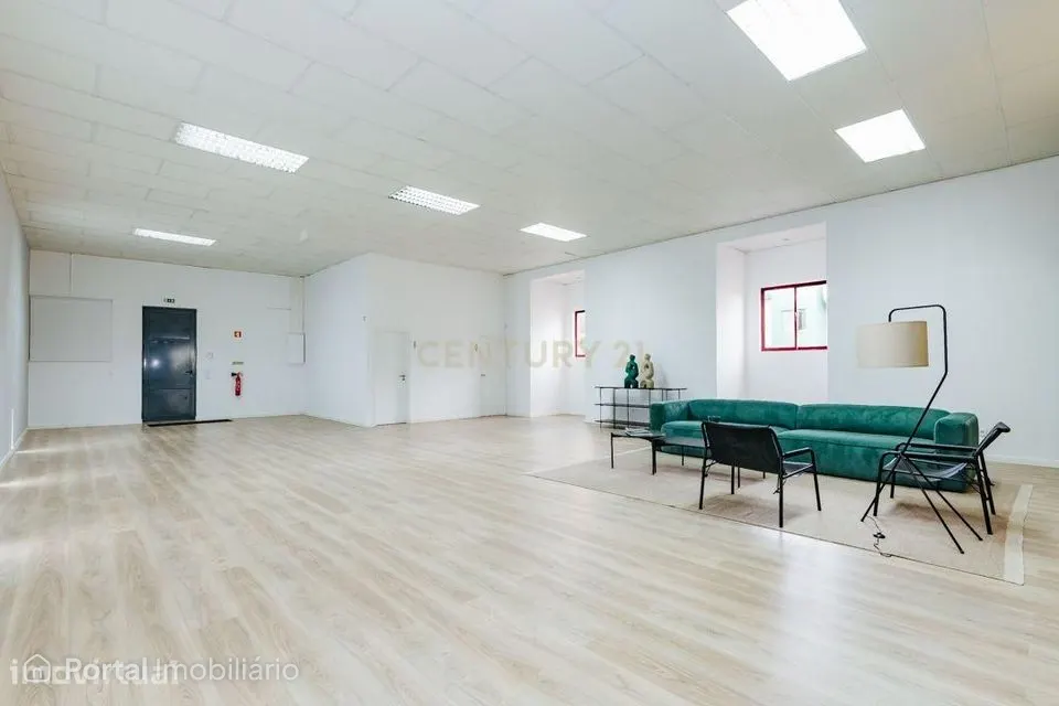 Espaço comercial/escritório à venda na Amadora