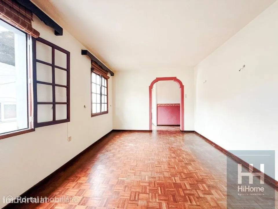 Moradia com 4 quartos, jardim, sótão e terraço em centro Funchal