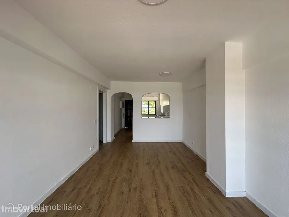 Apartamento T2 totalmente renovado com vista mar em primeira linha
