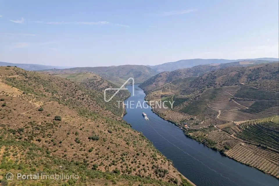 Terreno à venda em Vila Nova de Foz Côa