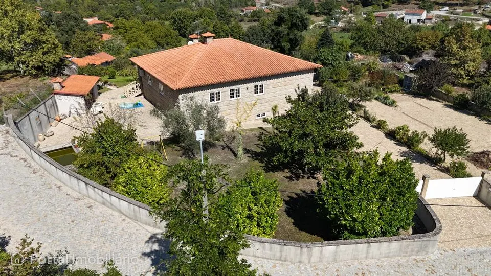 Moradia V3 em Avessadas e Rosém, Marco de Canaveses, com 5060 m² de terreno.