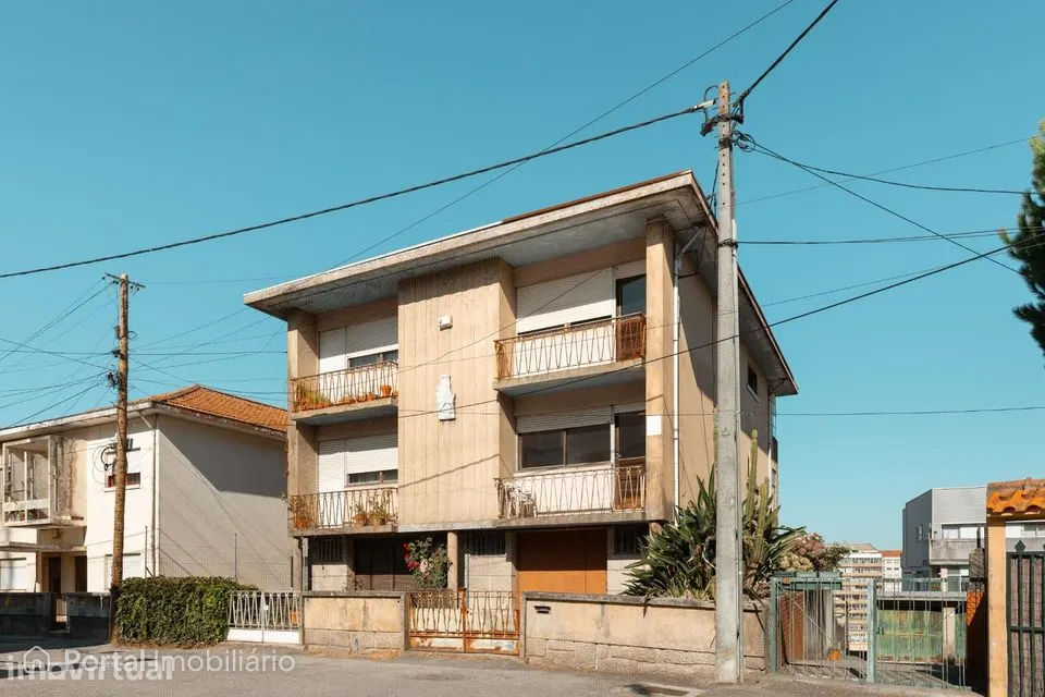 Moradia de 3 Pisos com Quintal para Remodelação em Vila Nova de Gaia