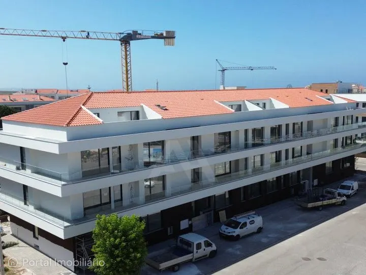 Apartamento T3 novo duplex com vista desafogada e garagem em Atougu...