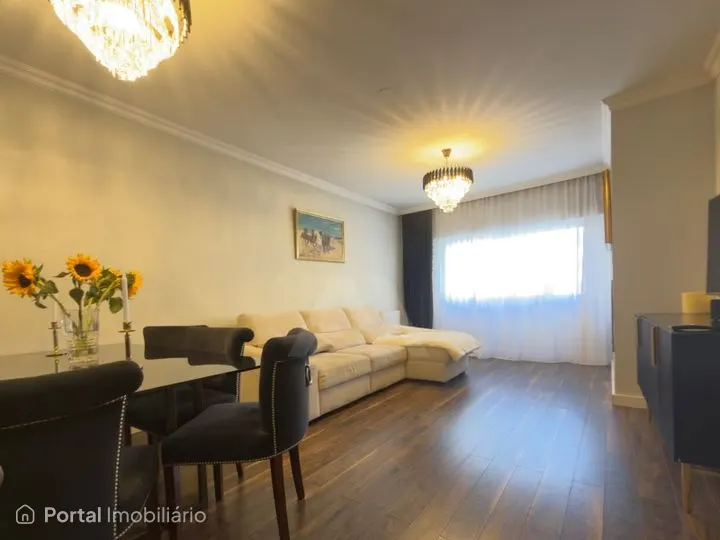 Apartamento T3 mobilado com varanda em Cascais