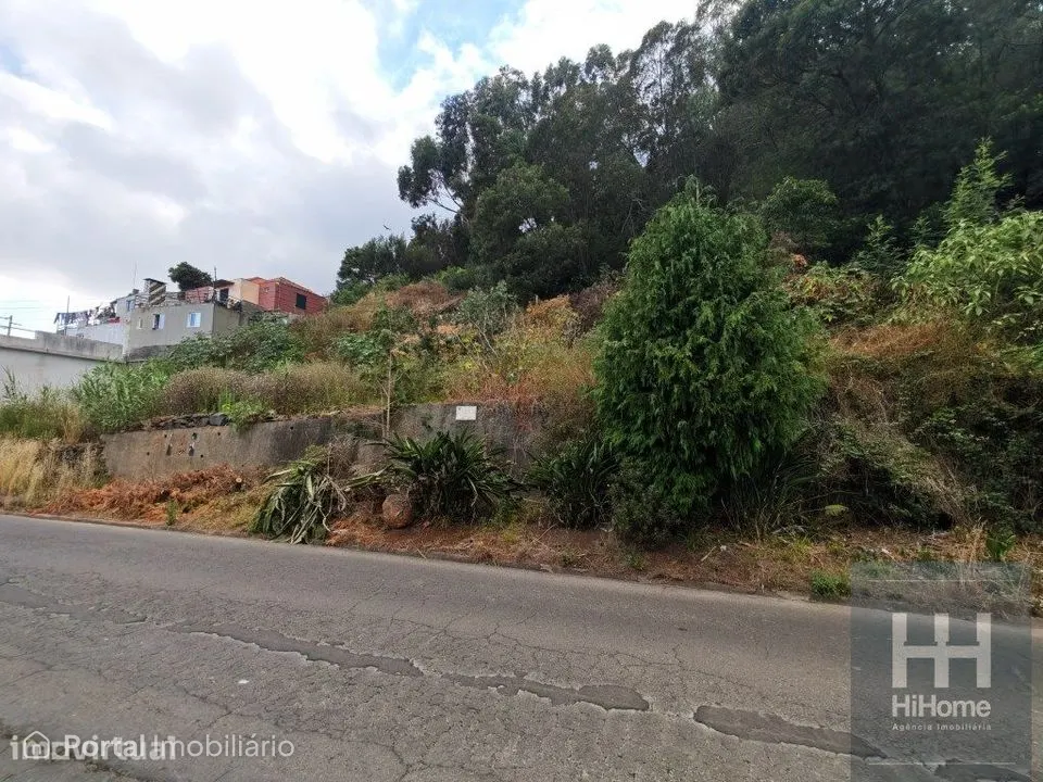 Terreno com projeto aprovado para 2 moradias na Cancela/Eiras