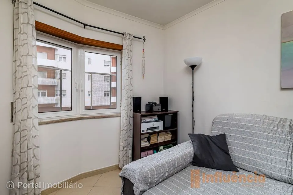 Apartamento T2 transformado em T3 | Elevador | Excelente exposição solar | Corroios