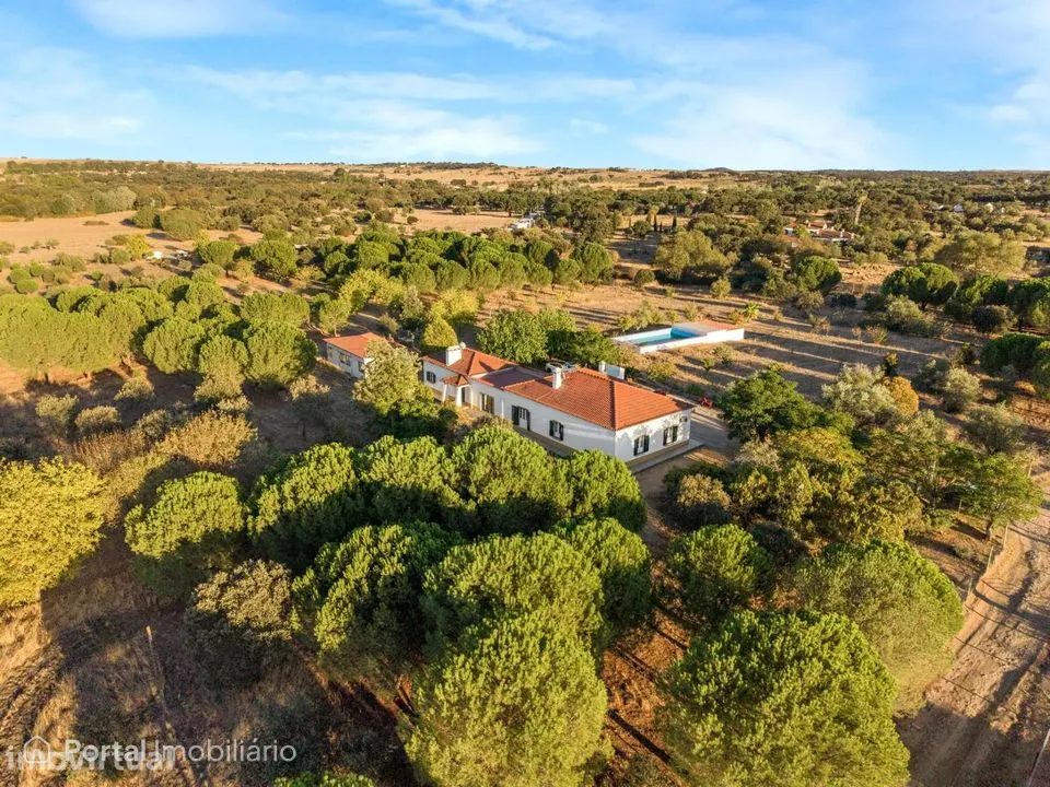 Monte de 5,8 hectares com moradia T4 e piscina às portas de Évora