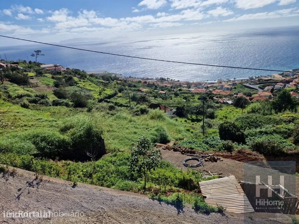 Prédio rústico com 2.101m2 nas Levadas em Santa Cruz