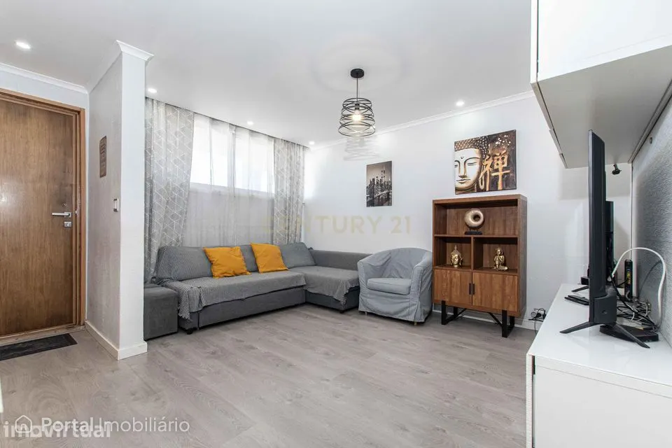 2-bedroom apartment for sale in Santo António dos Cavaleiros e Frielas