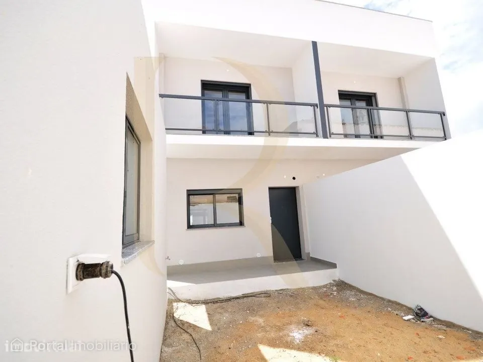Moradia geminada nova T3 com garagem e terraço na Quinta do Conde