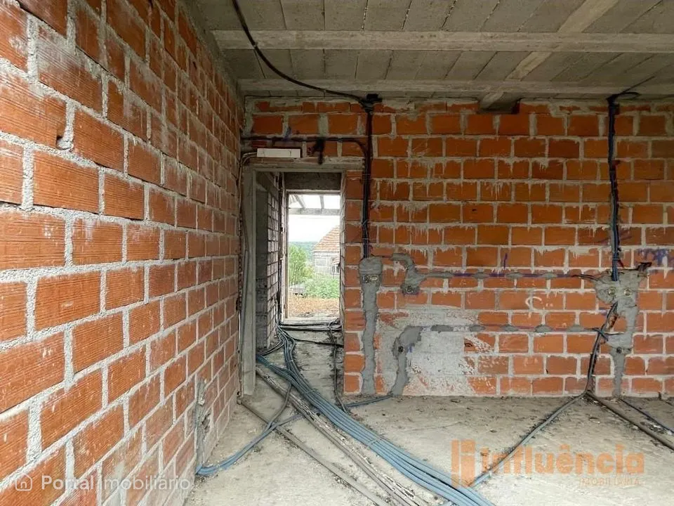Moradia em construção, com dois pisos e sótão, de tipologia T3+1