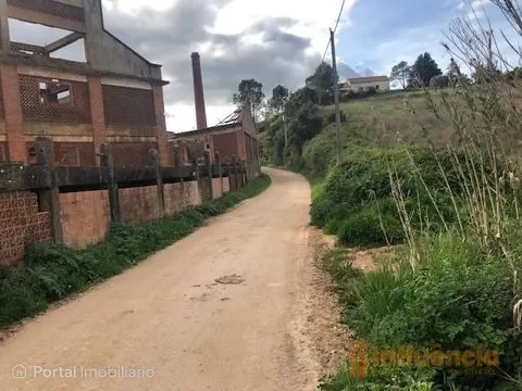 Prédio urbano de grande dimensão, localizado na zona dos Cucos, freguesia da Ventosa