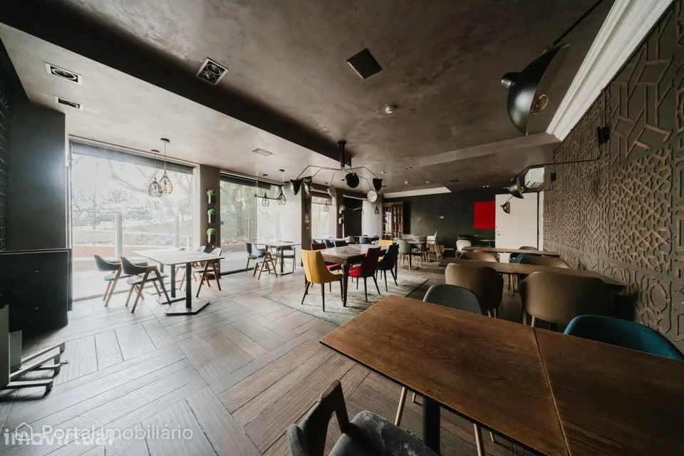 Espaço Comercial com Esplanada & Cozinha Equipada | 170m2 | Lumiar