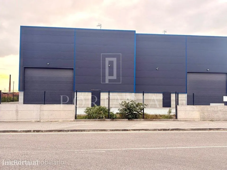 Armazém novo na Zona Industrial de Aveiro