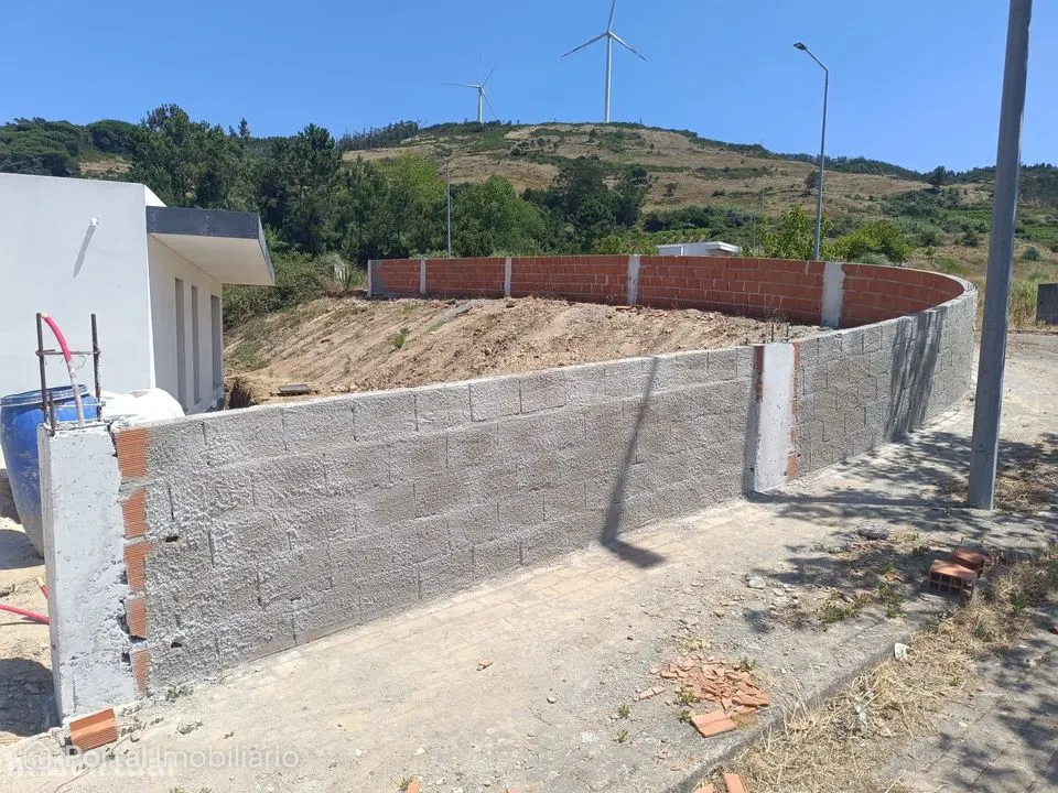 Moradia T2 Isolada Nova com Lote de 394 m² em Monte Redondo