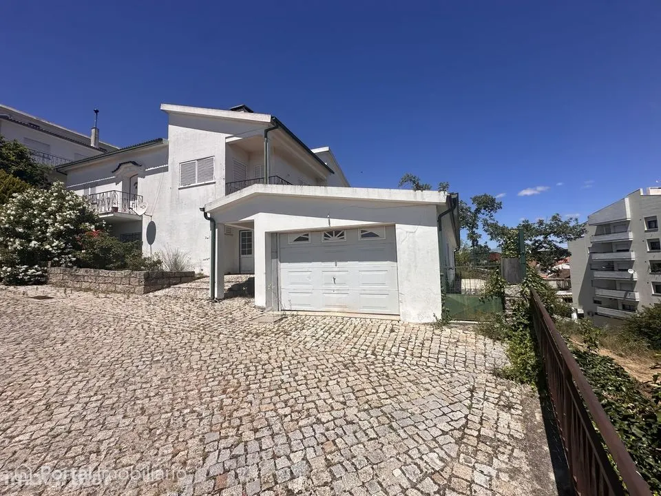 Moradia T4 com jardim e garagem em Sernancelhe
