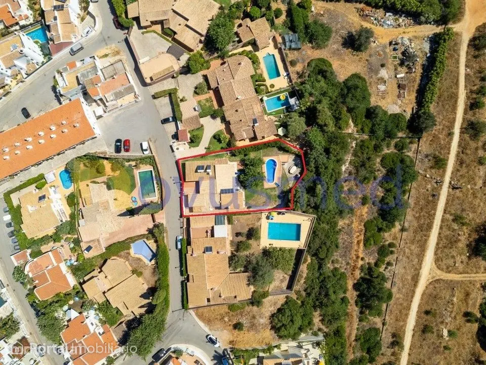 Moradia isolada com piscina no centro da cidade de Albufeira